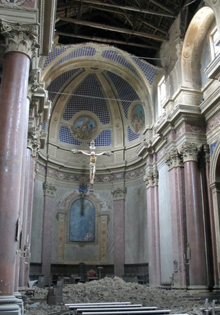 Il crocifisso rimasto miracolosamente illeso dopo il crollo della volta della navata centrale in seguito al sisma del maggio 2012